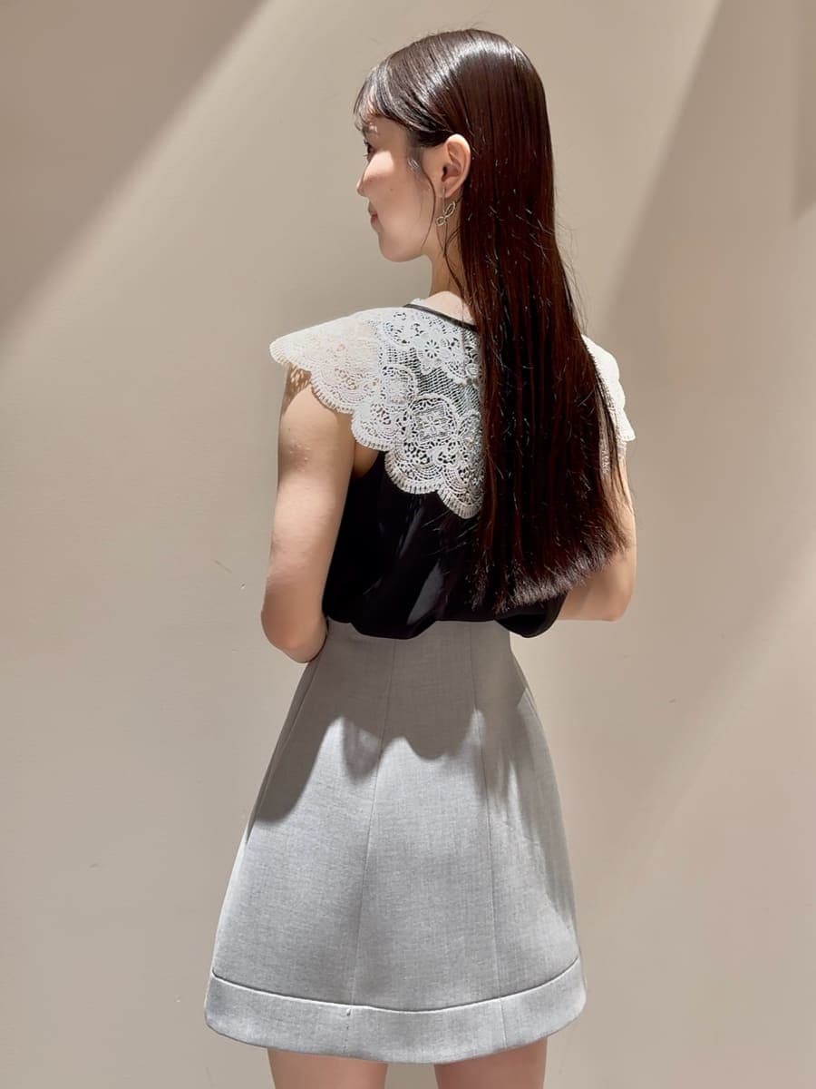 ブラック系のシャツ/ブラウス、グレー系のその他パンツ、ブラック系のブーツを着用したレディースの夏コーディネートの6枚目の写真