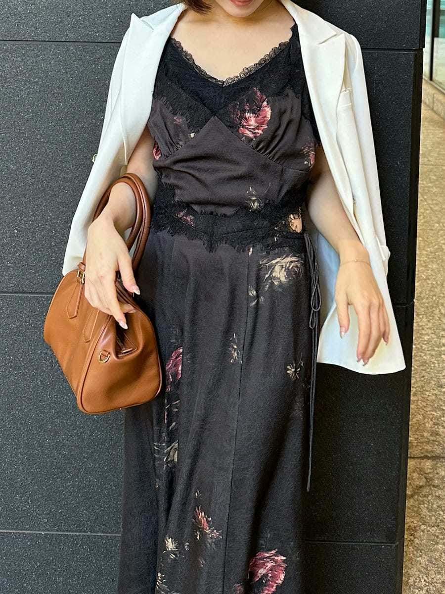 ブラック系のキャミソール、ホワイト系のテーラードジャケット、ブラック系のワンピースを着用したレディースの春コーディネートの5枚目の写真