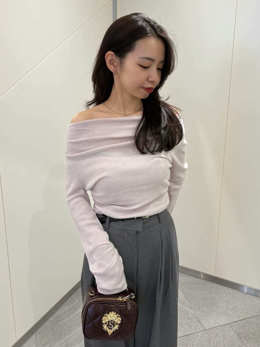 グレー系のその他パンツ、ピンク系のニット/セーター、ブラウン系のパンプスを着用したレディースの秋コーディネートの7枚目の写真