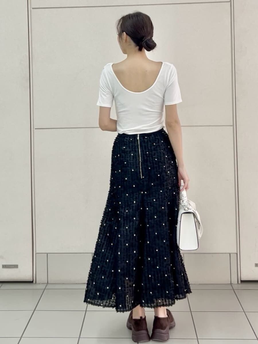 ホワイト系のTシャツ/カットソー、ホワイト系のハンドバッグ、ブラウン系のローファーを着用したレディースの春コーディネートの4枚目の写真