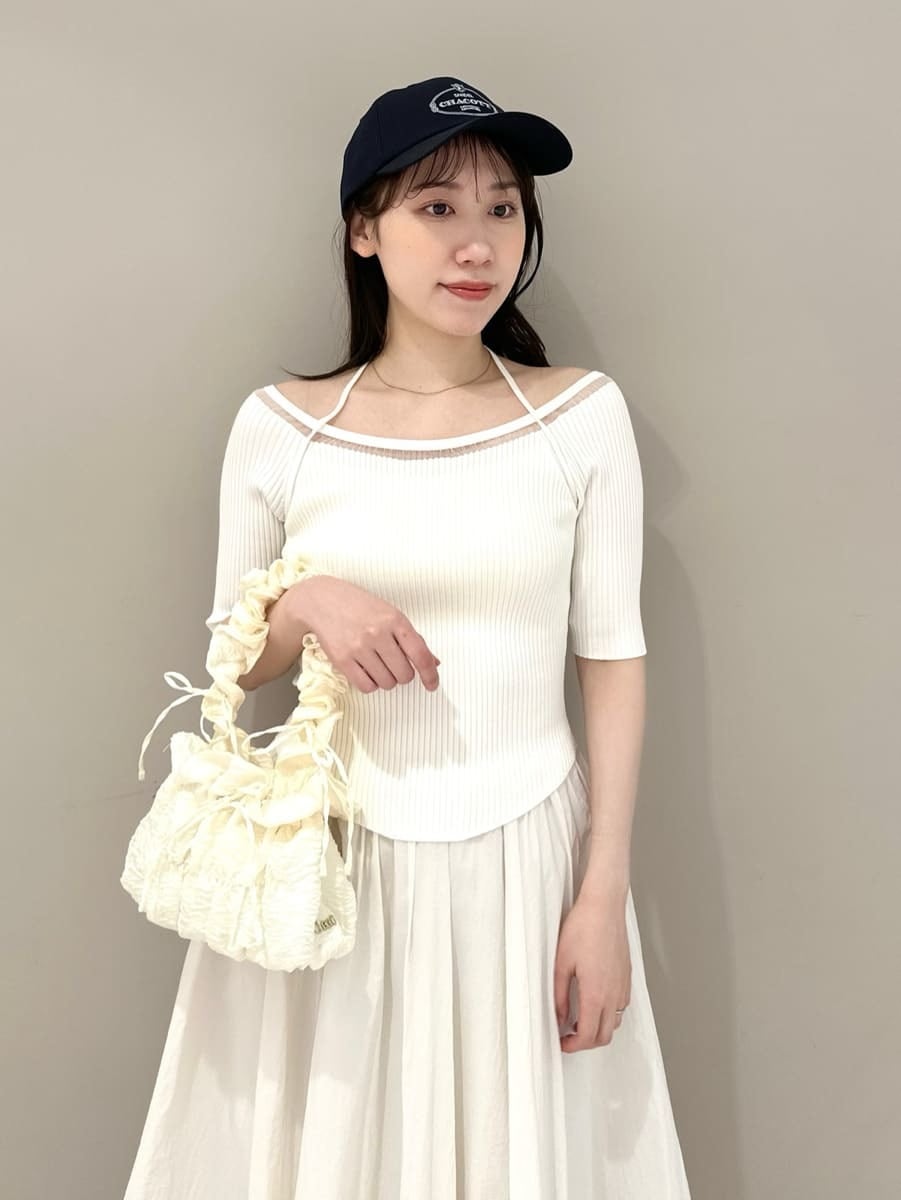 ブラック系のスニーカー、ブルー系のキャップを着用したレディースの春コーディネートの2枚目の写真