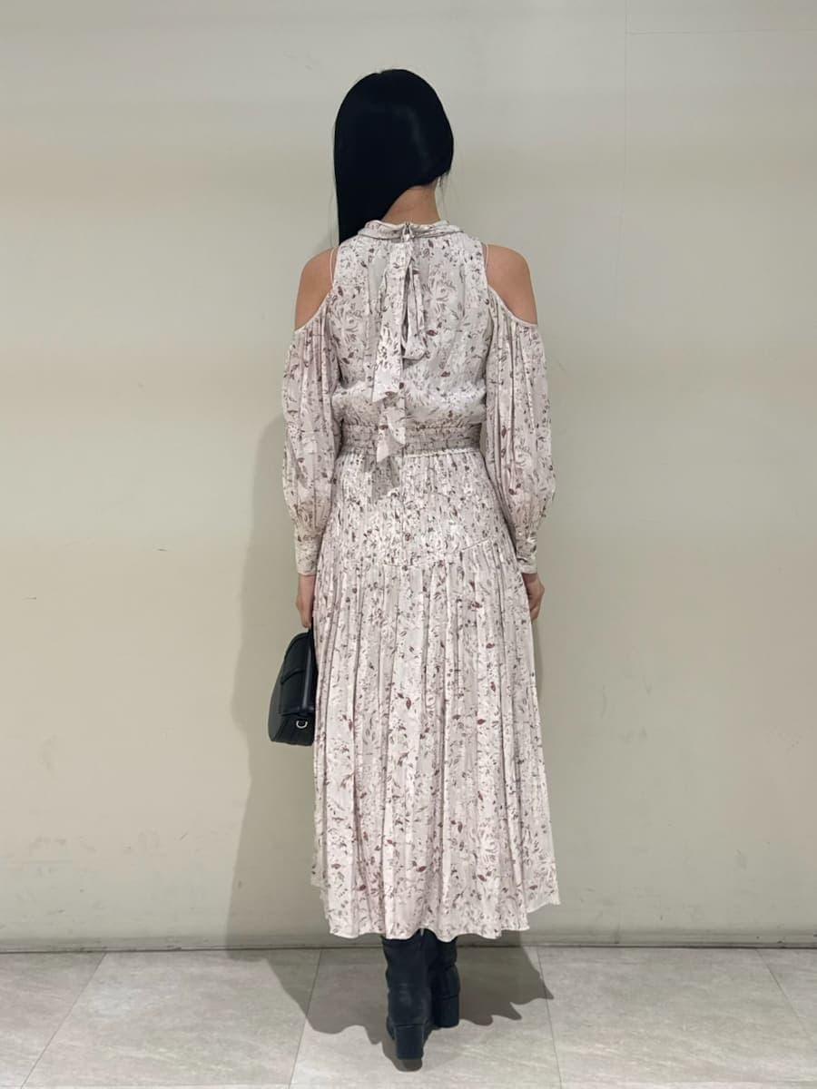 ブラック系のハンドバッグ、ピンク系のワンピース、ピンク系のカーディガン/ボレロを着用したレディースの冬コーディネートの4枚目の写真