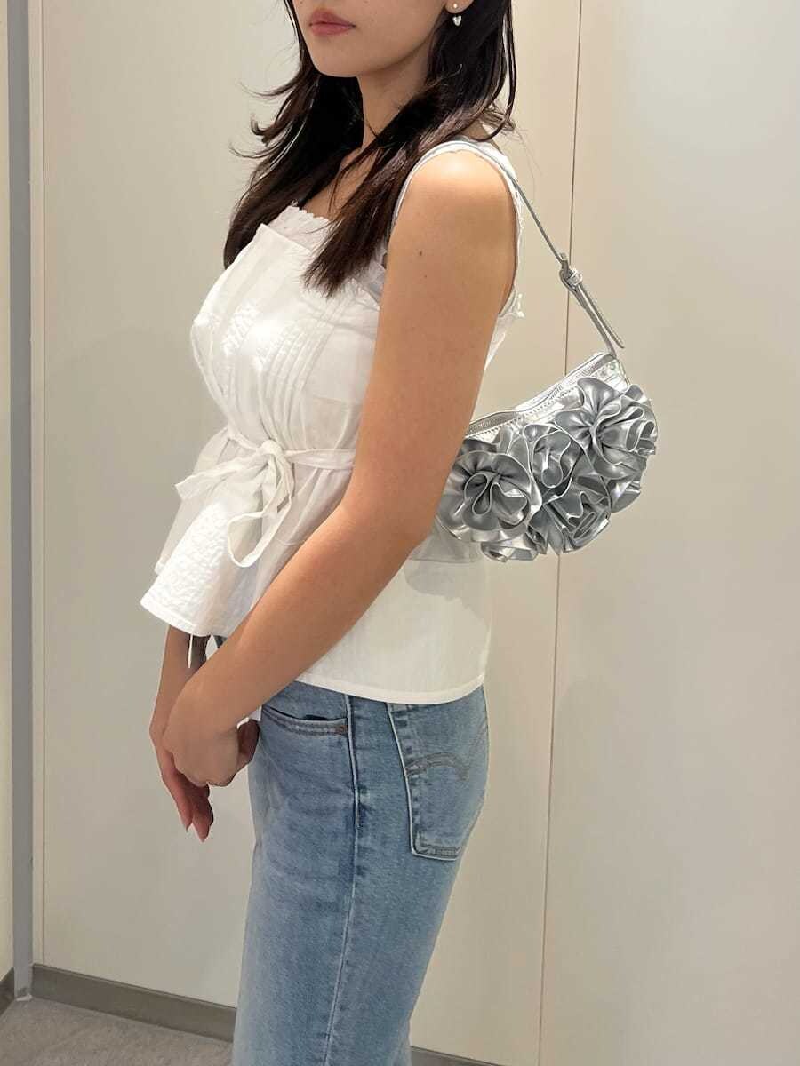 ホワイト系のシャツ/ブラウス、ブルー系のデニムパンツ、その他のパンプスを着用したレディースの春コーディネートの5枚目の写真