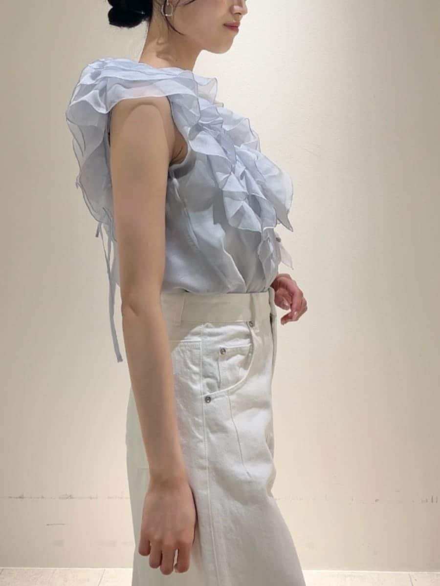 ホワイト系のデニムパンツ、ブラック系のボストンバッグ、ブルー系のシャツ/ブラウスを着用したレディースの夏コーディネートの3枚目の写真
