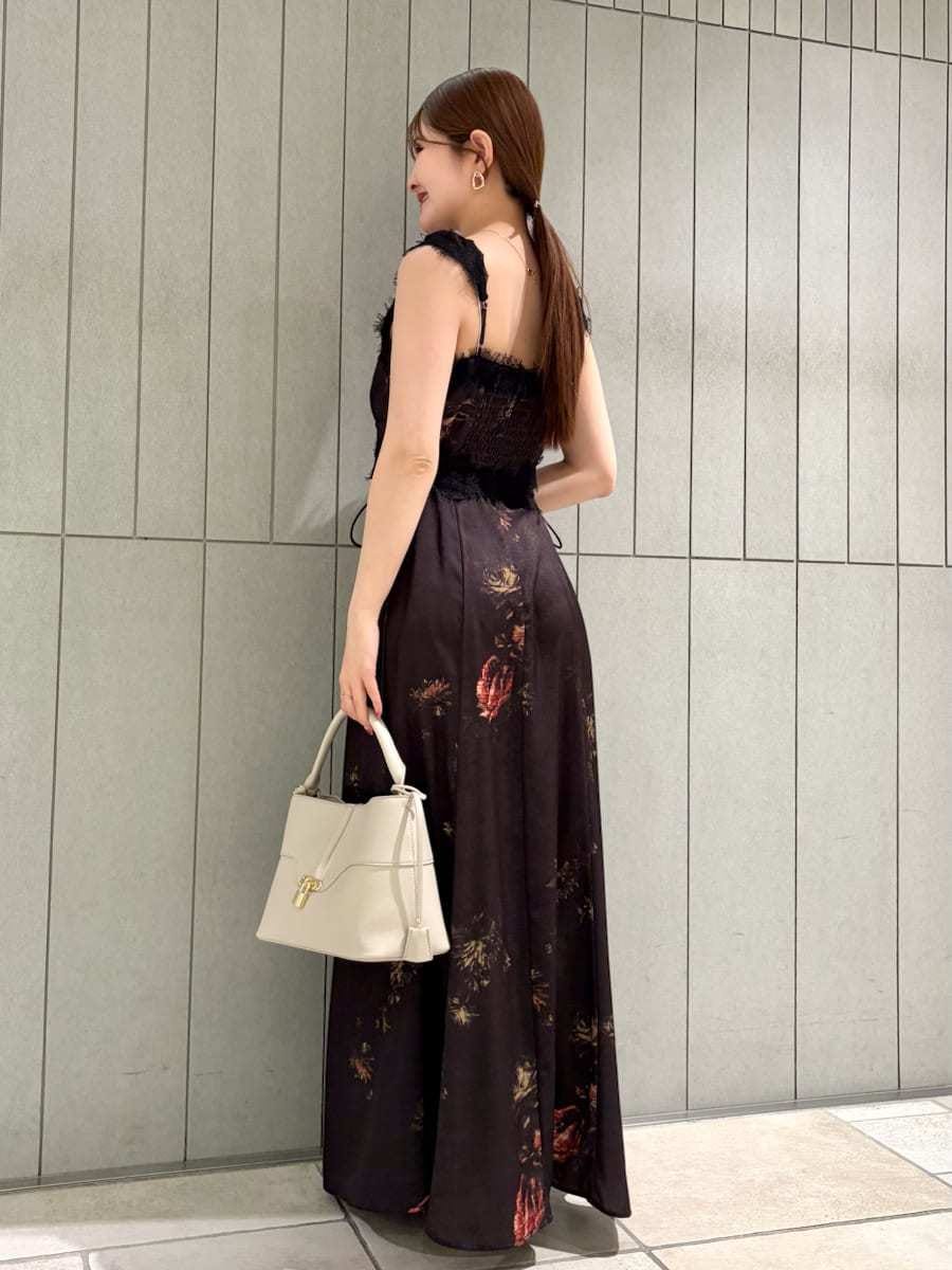 ホワイト系のキャミソール、ブラック系のワンピース、ブラウン系のパンプスを着用したレディースの春コーディネートの5枚目の写真