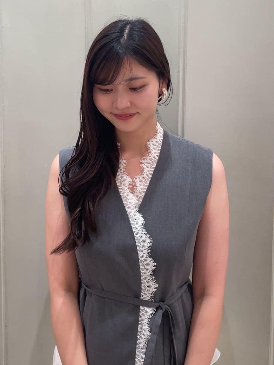 その他のハンドバッグ、グレー系のその他アウター、ホワイト系のスカートを着用したレディースの夏コーディネートの7枚目の写真