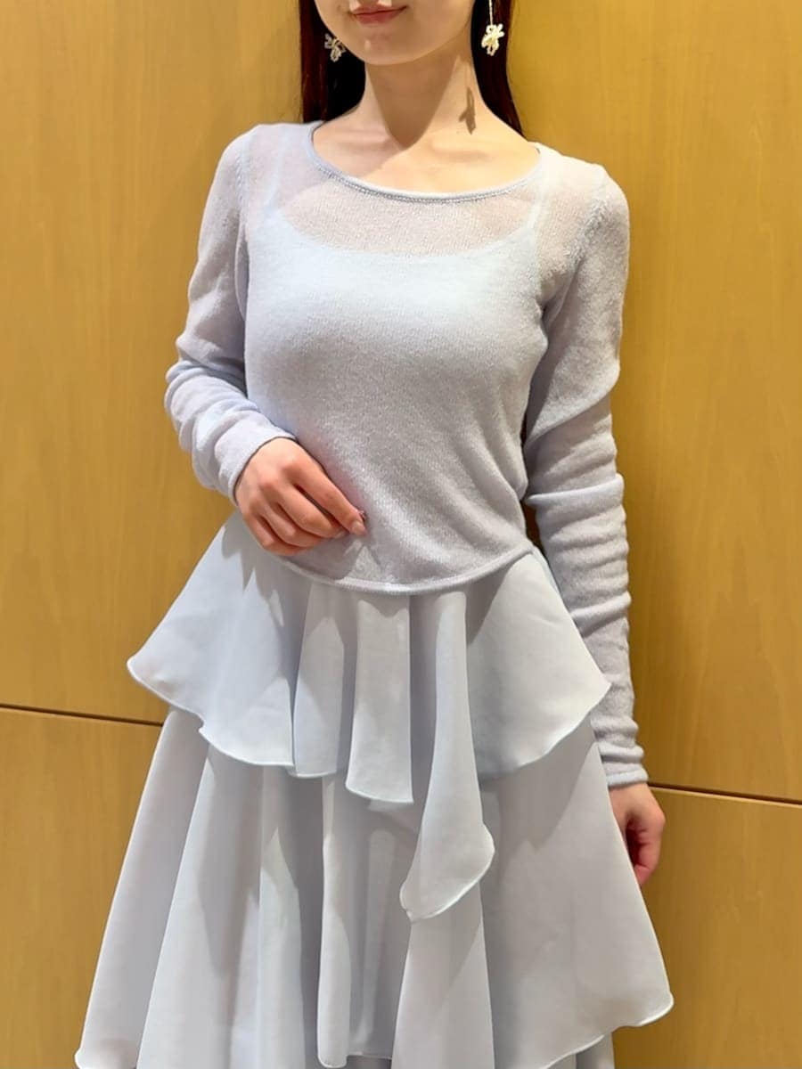 ブルー系のワンピース、ホワイト系のショルダーバッグ、その他のイヤリングを着用したレディースの冬コーディネートの4枚目の写真