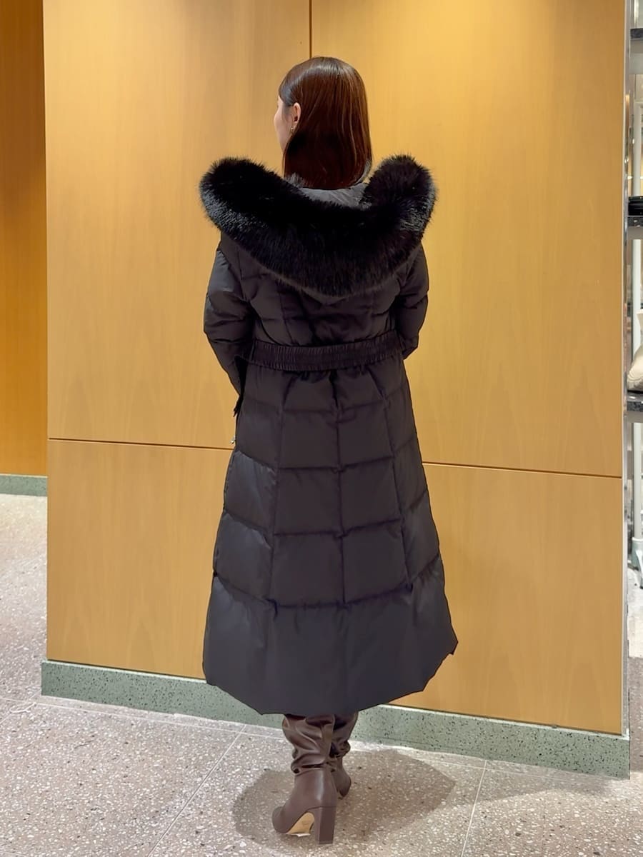 ホワイト系のワンピース、ブラック系のダウンジャケット/コート、ホワイト系のハンドバッグを着用したレディースの冬コーディネートの5枚目の写真