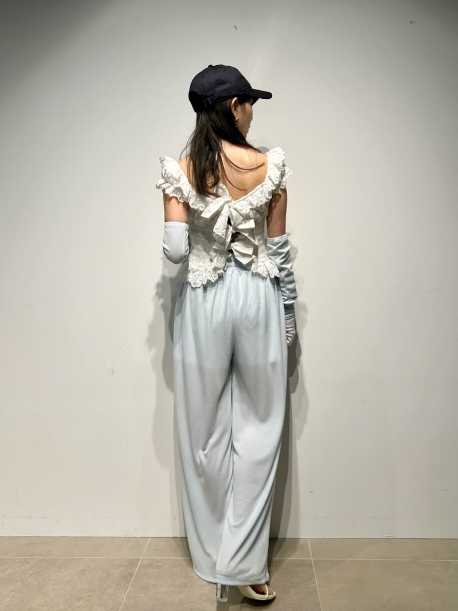 ホワイト系のシャツ/ブラウス、ブルー系のキャップを着用したレディースの冬コーディネートの6枚目の写真