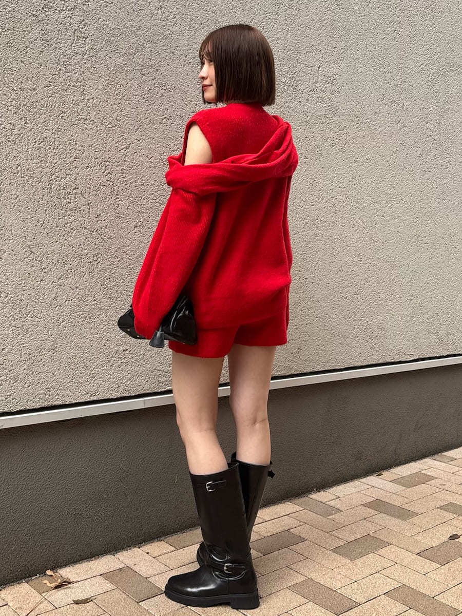 ブラック系のブーツ、レッド系のその他パンツ、レッド系のニット/セーターを着用したレディースの冬コーディネートの5枚目の写真