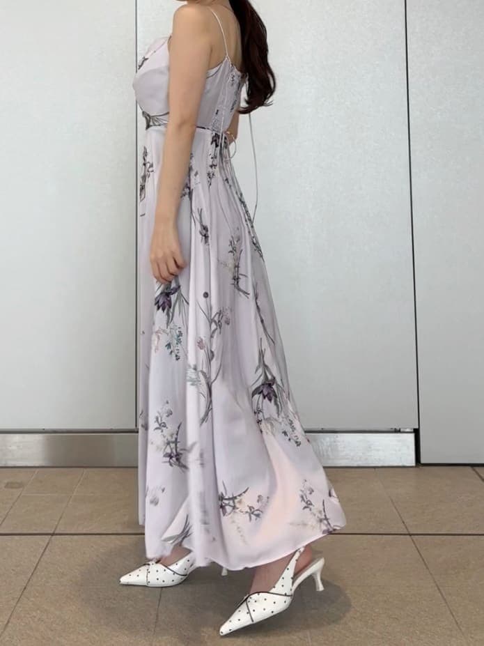 ホワイト系のトレンチコート、パープル系のワンピース、その他のパンプスを着用したレディースの冬コーディネートの5枚目の写真