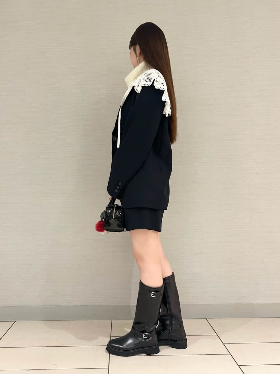 ブルー系のテーラードジャケット、ブルー系のその他パンツ、ブラック系のブーツを着用したレディースの秋コーディネートの3枚目の写真