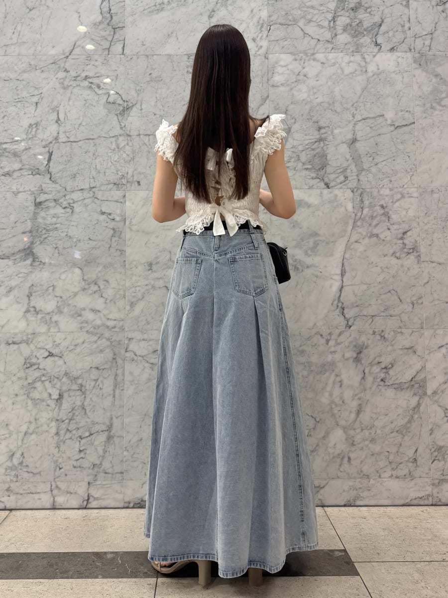 ブルー系のスカート、ホワイト系のシャツ/ブラウス、ブラック系のボストンバッグを着用したレディースの春コーディネートの3枚目の写真