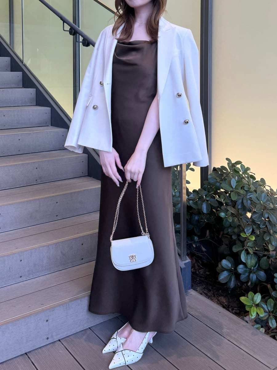 ホワイト系のテーラードジャケット、その他のパンプス、ホワイト系のショルダーバッグを着用したレディースの春コーディネートの5枚目の写真