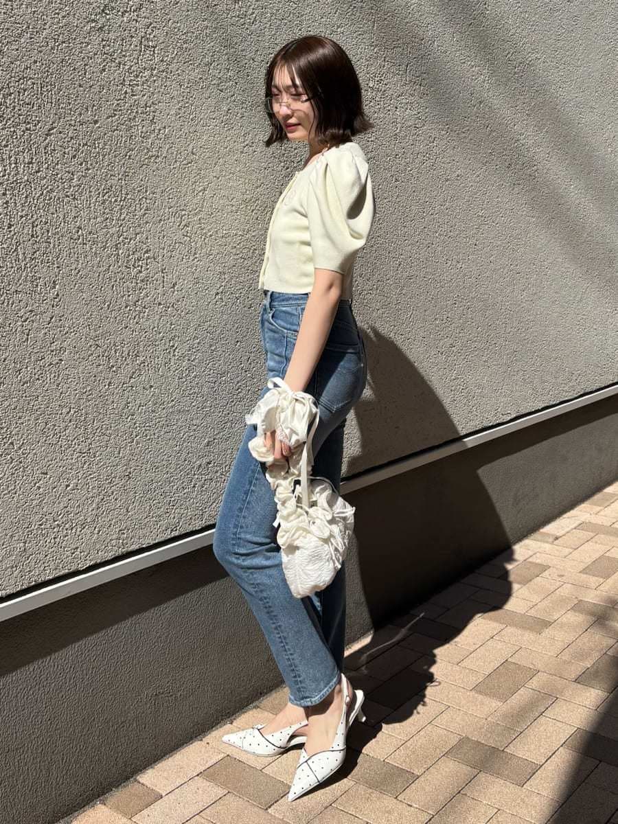 ブルー系のその他パンツ、イエロー系のカーディガン/ボレロ、その他のパンプスを着用したレディースの春コーディネートの5枚目の写真