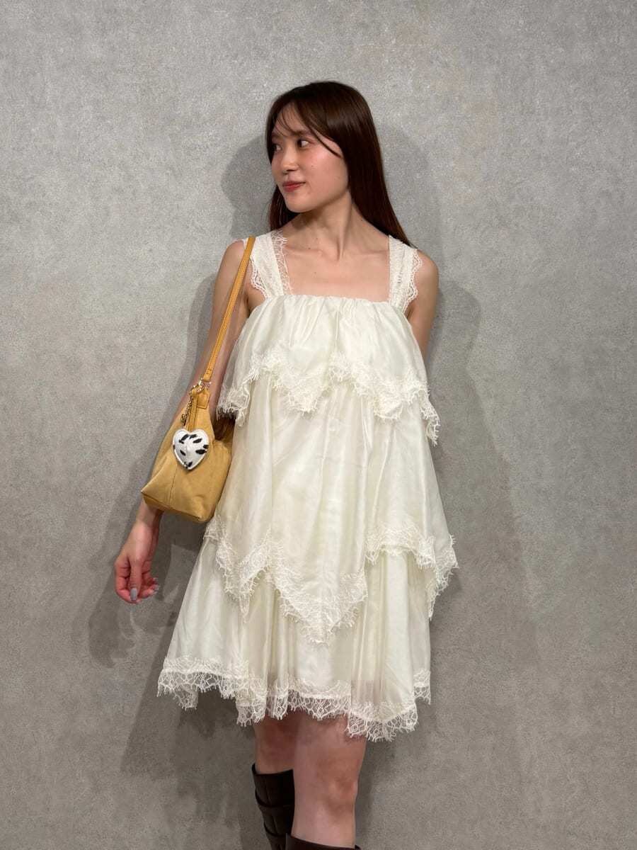ブラウン系のブルゾン、ブラウン系のブーツ、イエロー系のショルダーバッグを着用したレディースの夏コーディネートの7枚目の写真