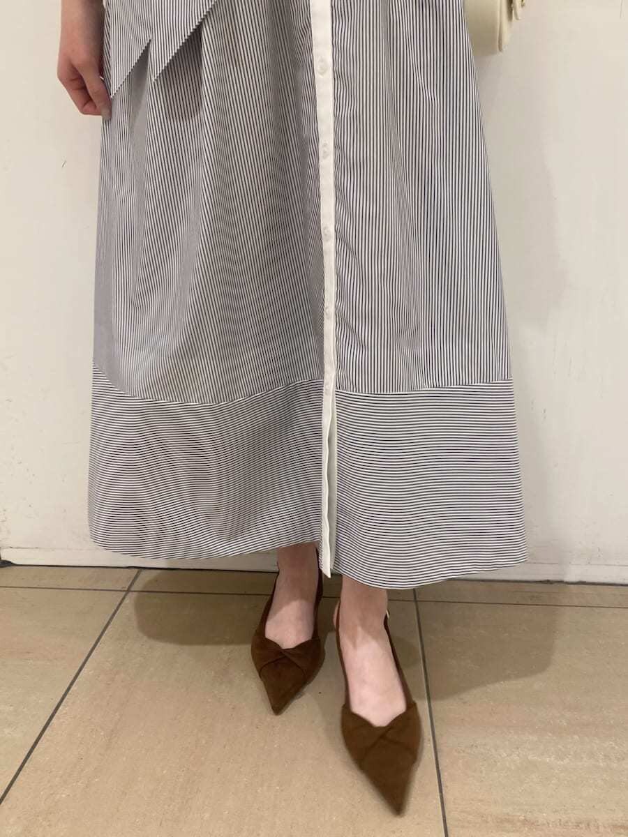 その他のワンピース、ブラウン系のパンプス、ホワイト系のショルダーバッグを着用したレディースの冬コーディネートの6枚目の写真
