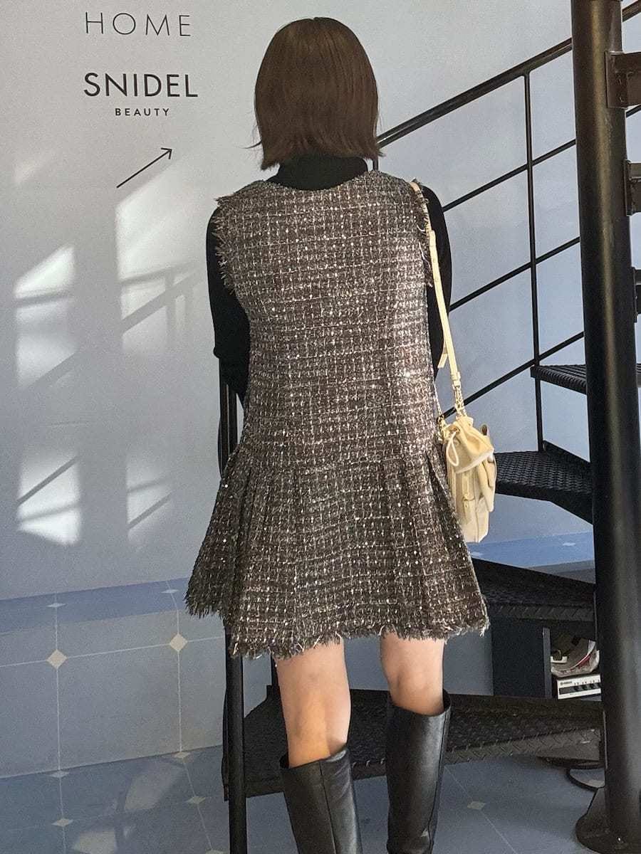 ブラック系のブーツ、グレー系のブルゾン、グレー系のワンピースを着用したレディースの冬コーディネートの5枚目の写真