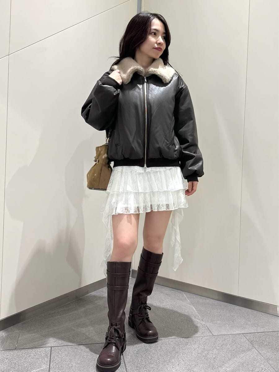 ブラウン系のブルゾン、ホワイト系のその他パンツ、ホワイト系のニット/セーターを着用したレディースの秋コーディネートの5枚目の写真