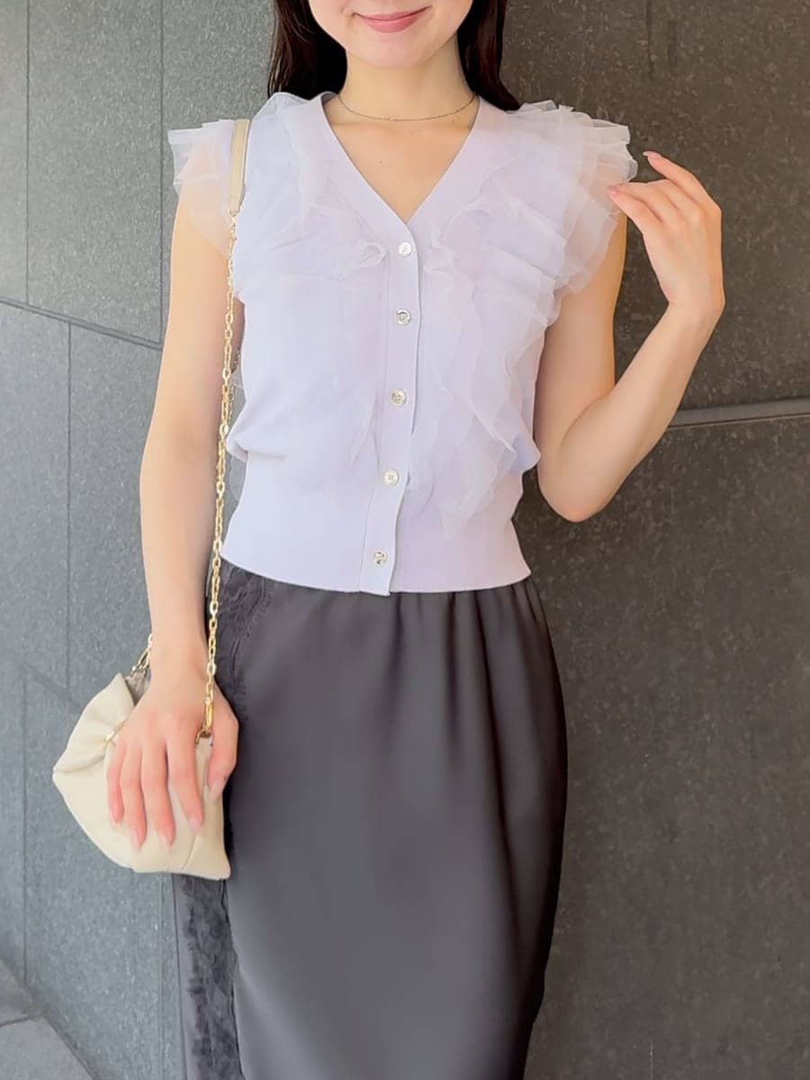 グレー系のスカート、パープル系のニット/セーター、ブラック系のサンダルを着用したレディースの夏コーディネートの6枚目の写真