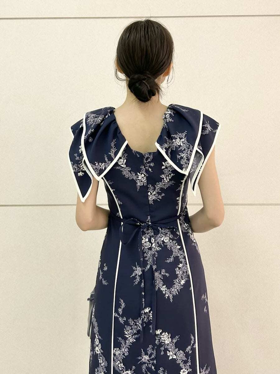 ブルー系のワンピース、ブラック系のパンプス、ブルー系のボストンバッグを着用したレディースの春コーディネートの8枚目の写真