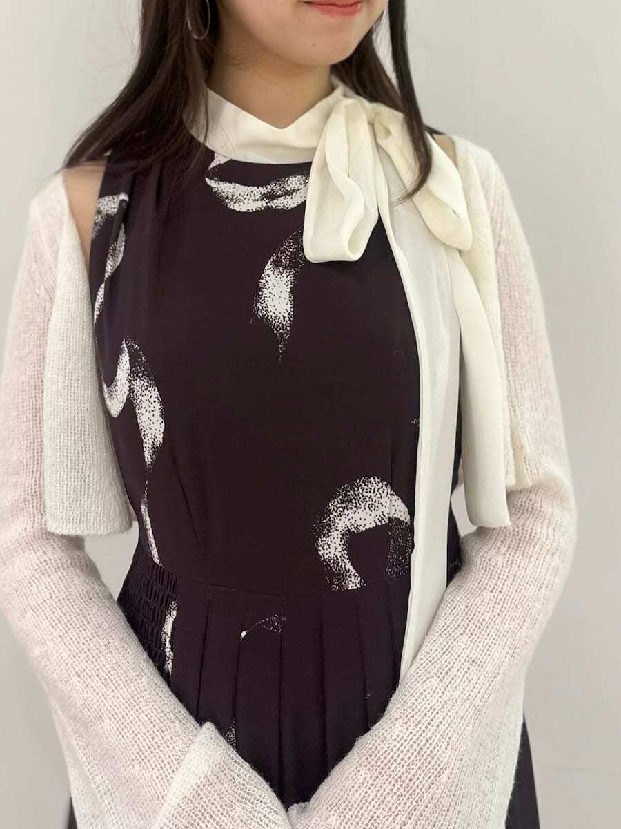 レッド系のブーツ、ブラウン系のワンピースを着用したレディースの冬コーディネートの5枚目の写真