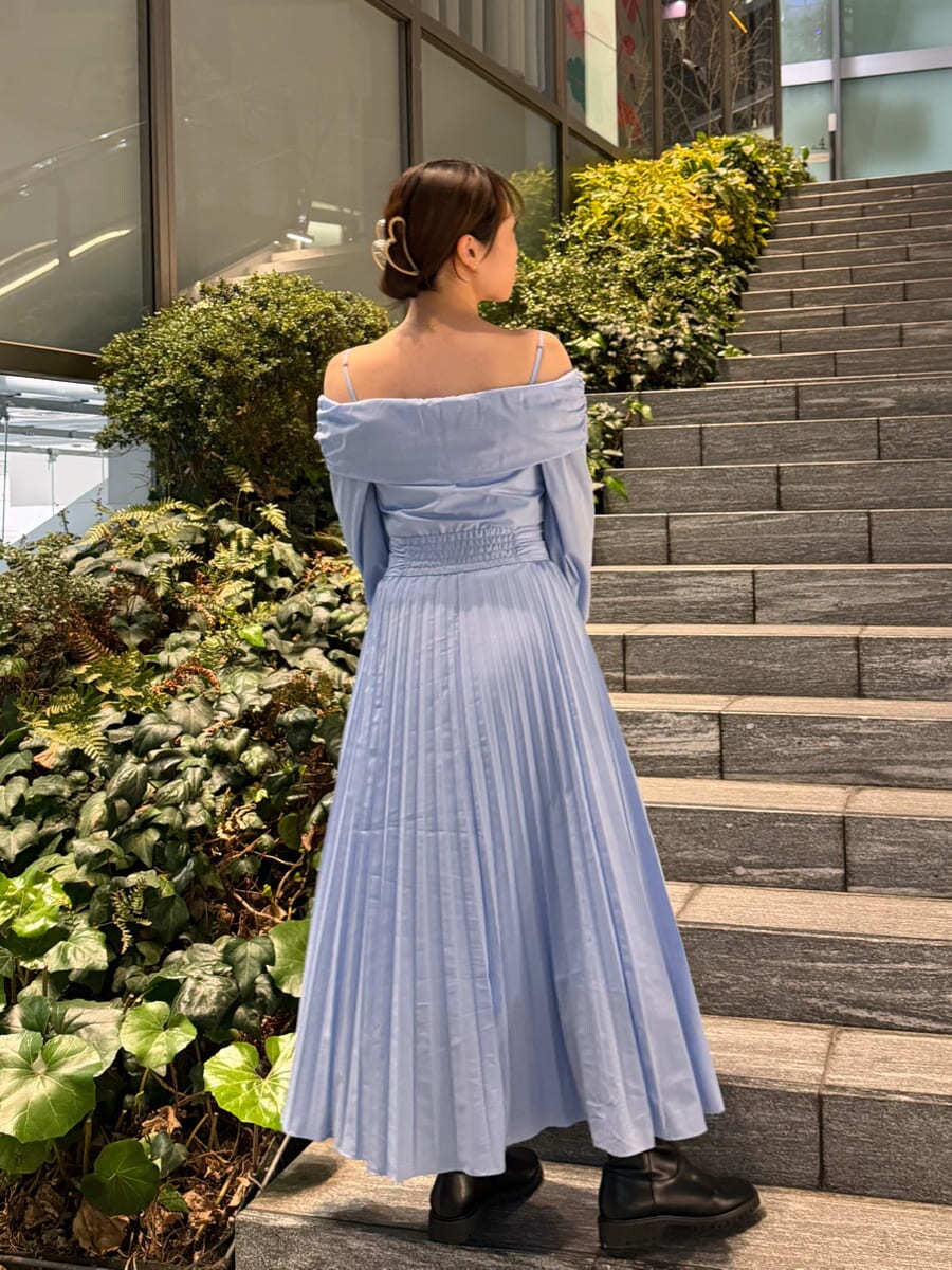 ブルー系のワンピース、ブラック系のショルダーバッグを着用したレディースの春コーディネートの4枚目の写真