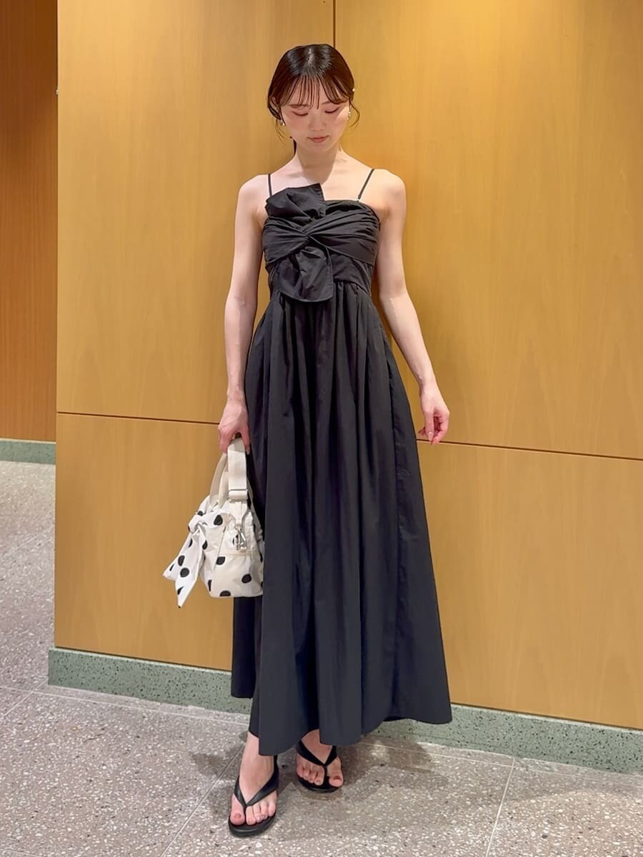 ブラック系のパーカー、ブラック系のワンピースを着用したレディースの夏コーディネートの3枚目の写真