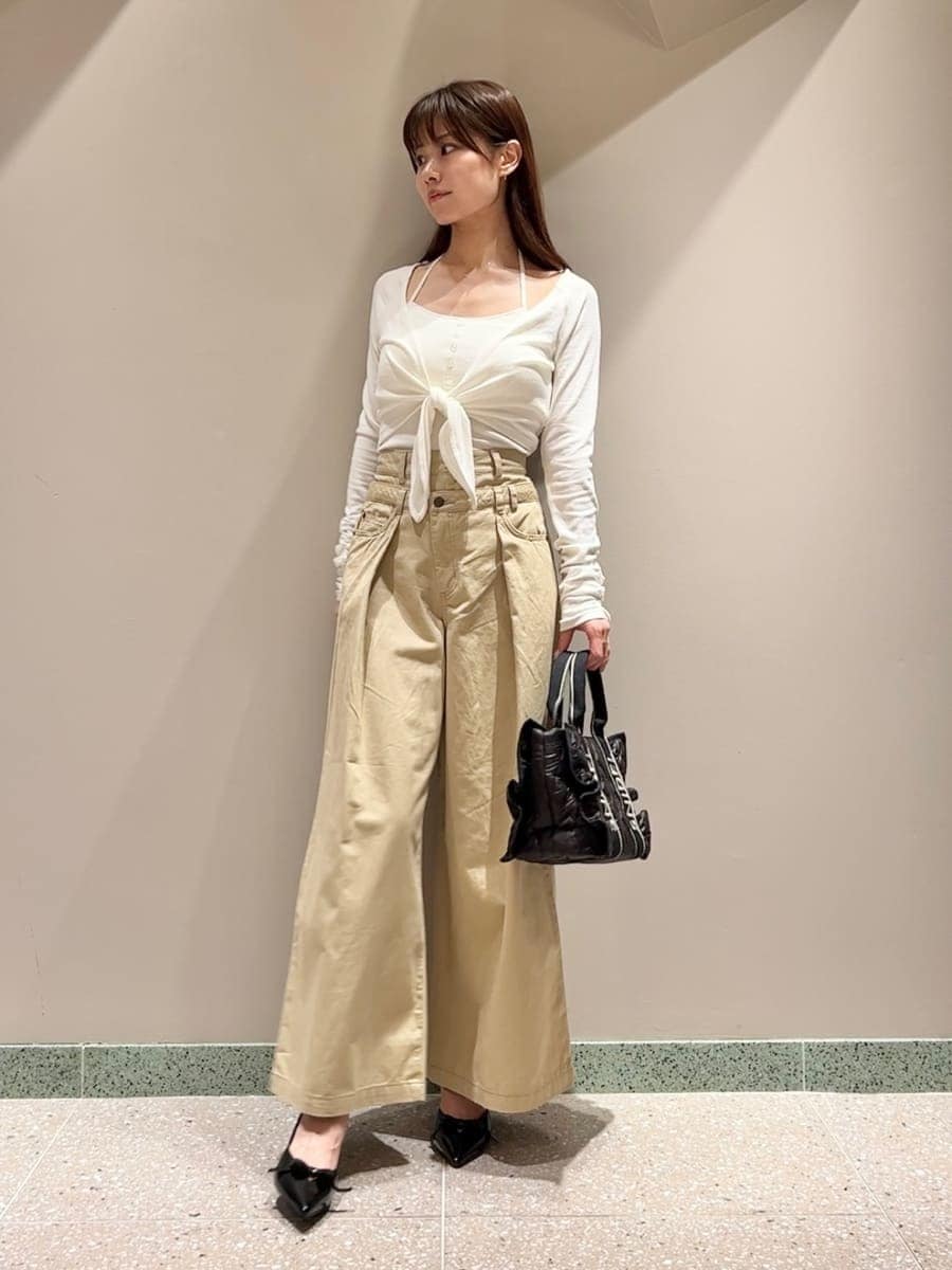 ホワイト系のTシャツ/カットソー、ベージュ系のデニムパンツ、ブラック系のハンドバッグを着用したレディースの秋コーディネートの7枚目の写真