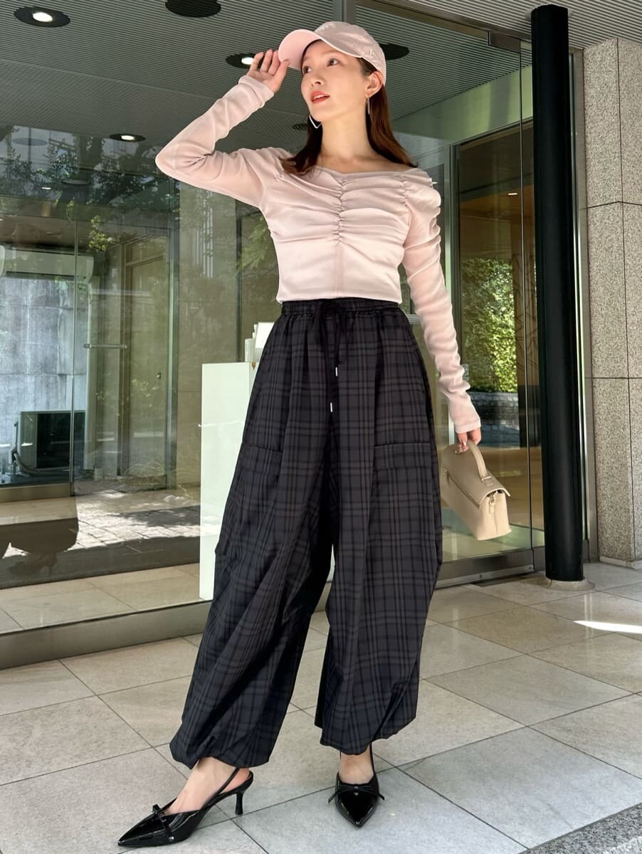 ピンク系のTシャツ/カットソー、ブルー系のその他パンツ、ベージュ系のショルダーバッグを着用したレディースの秋コーディネートの3枚目の写真