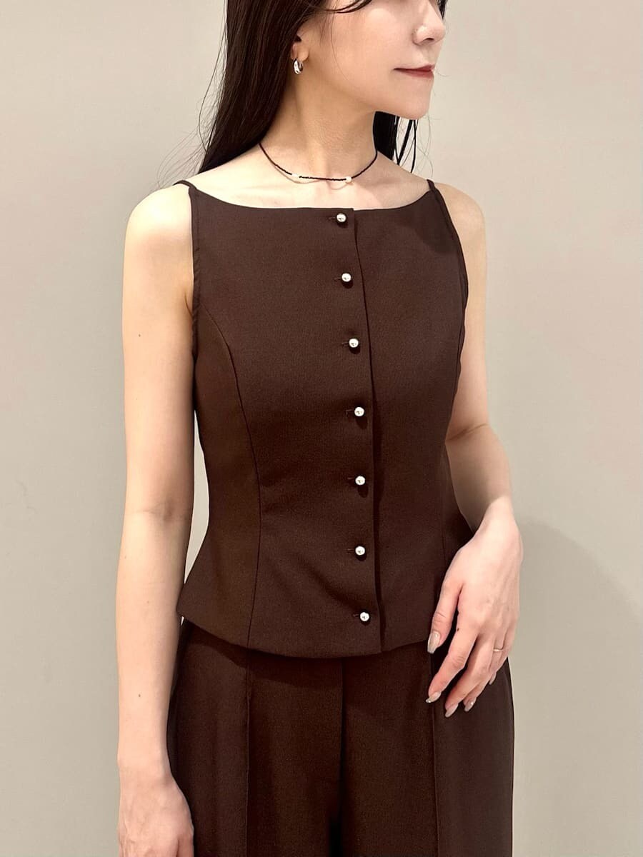 ブラウン系のキャミソール、ブラウン系のその他パンツ、ブラック系のハンドバッグを着用したレディースの夏コーディネートの4枚目の写真