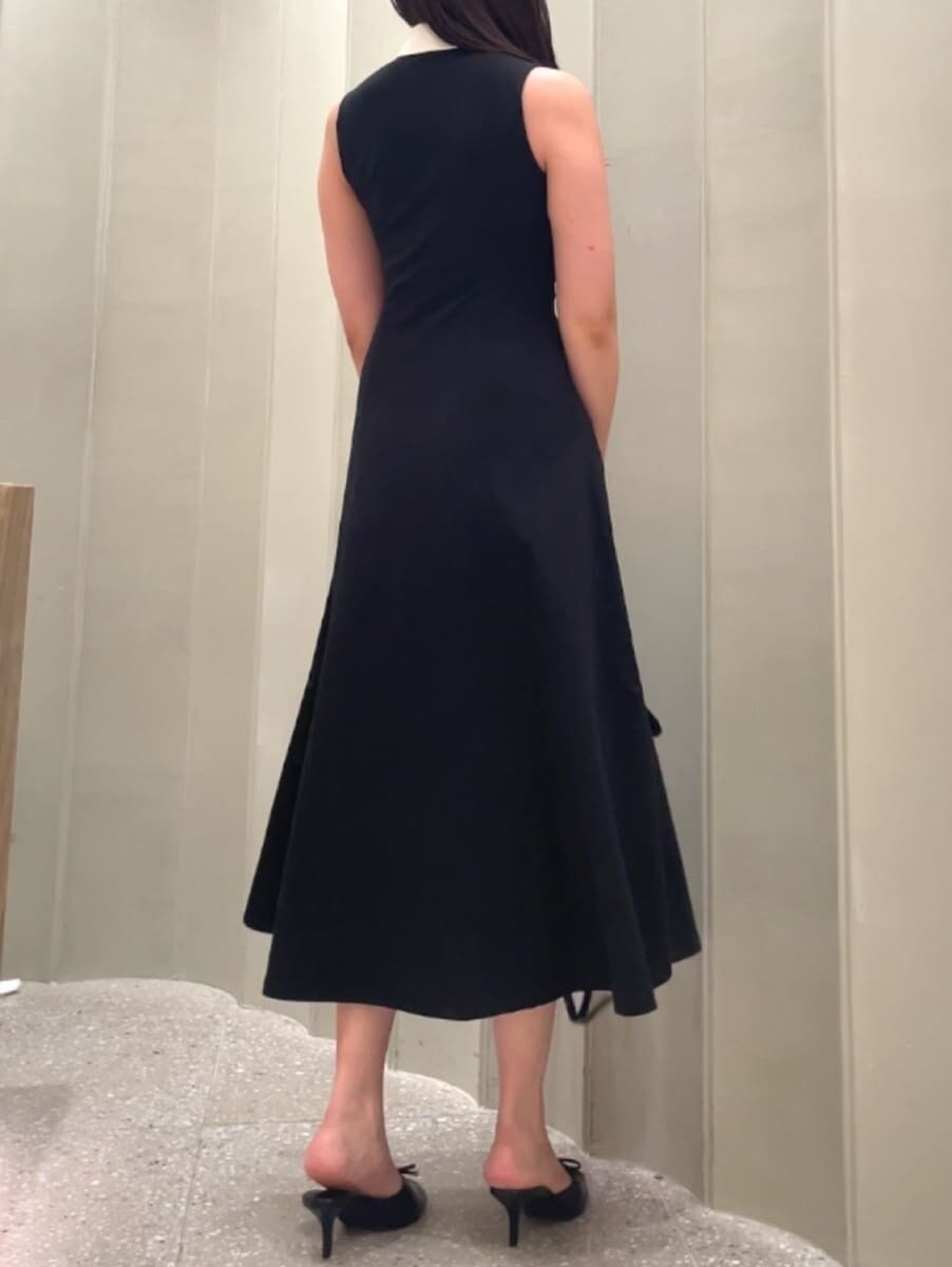 その他のワンピース、ブラック系のサンダル、ブラック系のバックパック/リュックを着用したレディースの夏コーディネートの5枚目の写真