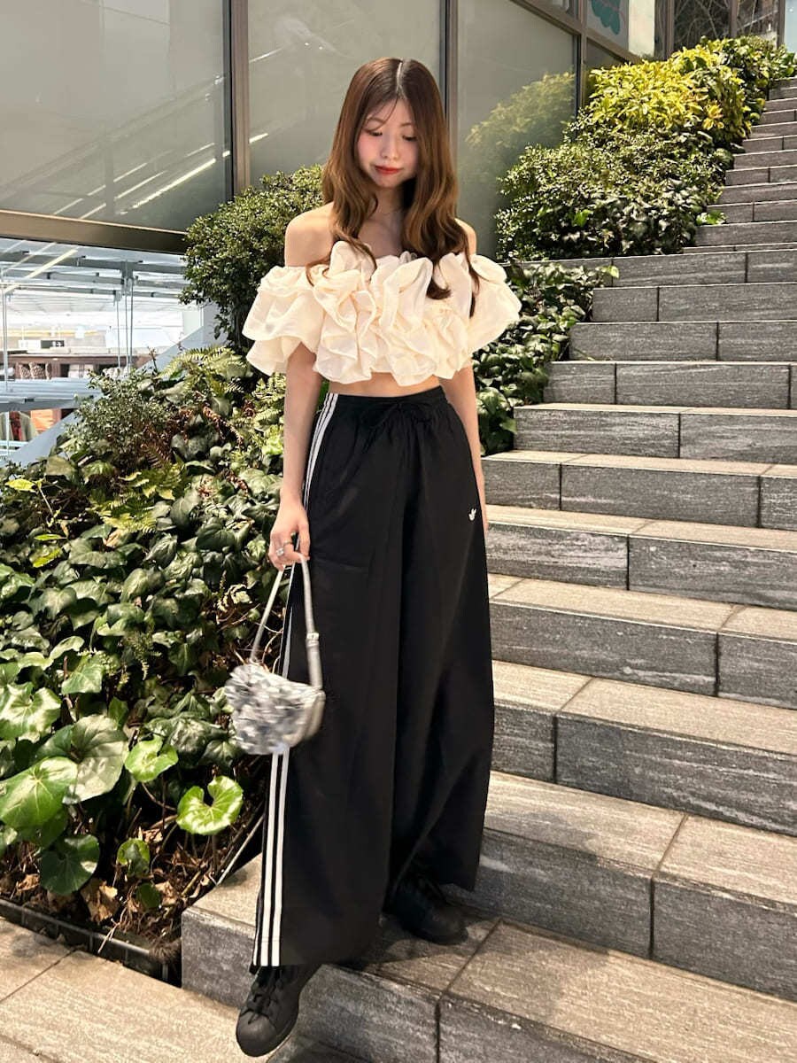 ホワイト系のシャツ/ブラウス、ブラック系のその他パンツ、シルバー系のハンドバッグを着用したレディースの春コーディネートの10枚目の写真