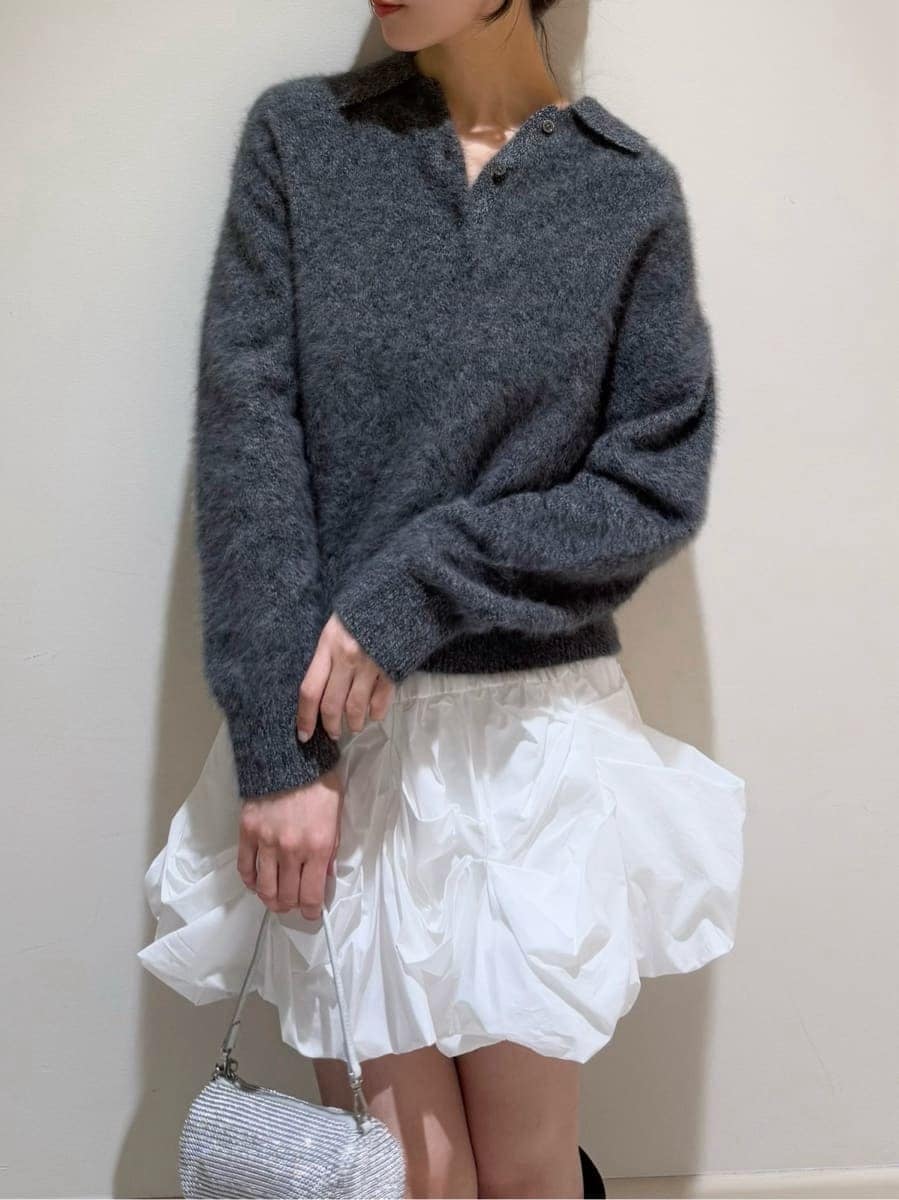 ブラック系のブーツ、グレー系のニット/セーター、ホワイト系のその他パンツを着用したレディースの冬コーディネートの3枚目の写真