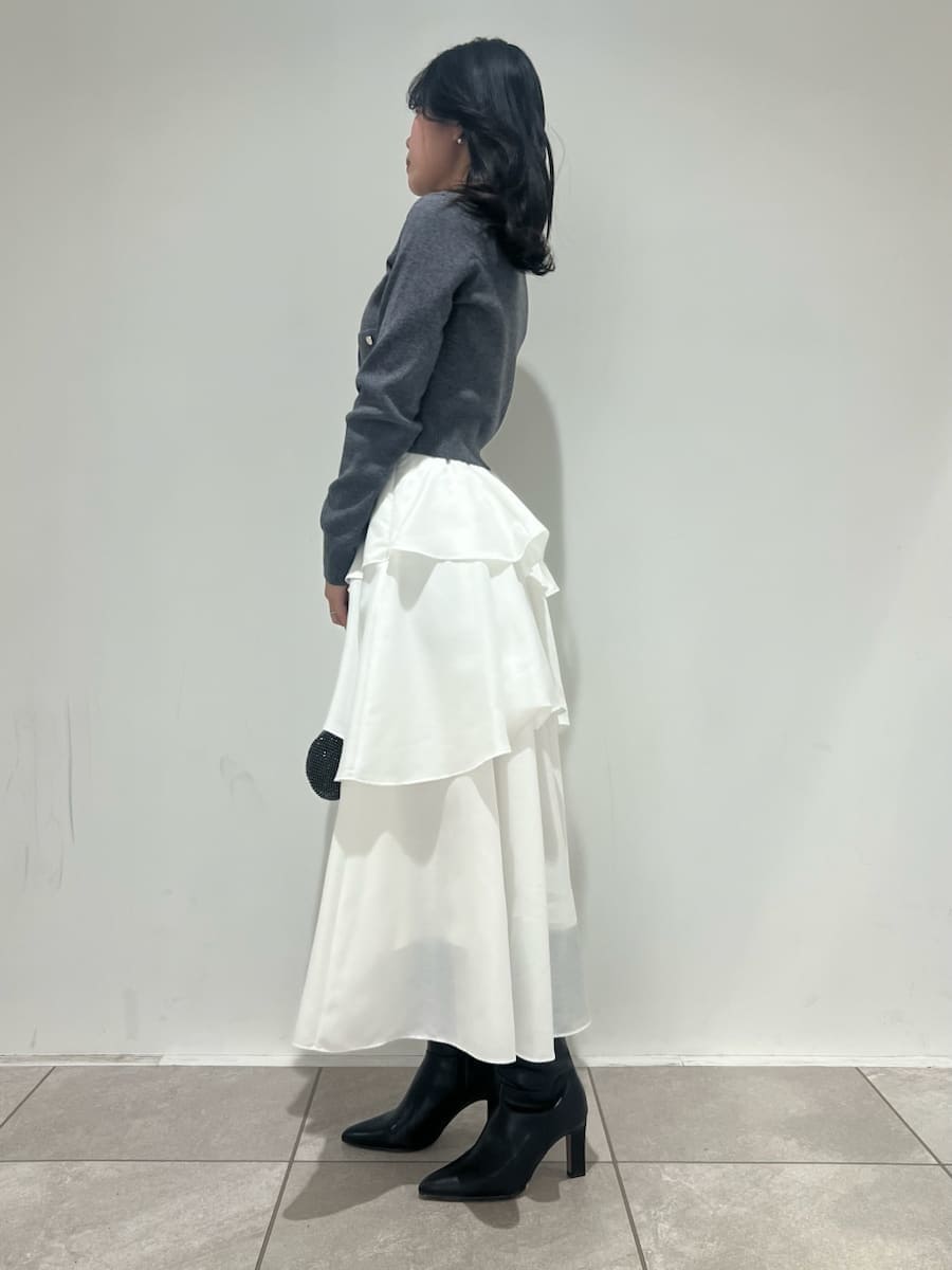 ブラック系のブーツ、グレー系のワンピースを着用したレディースの冬コーディネートの2枚目の写真