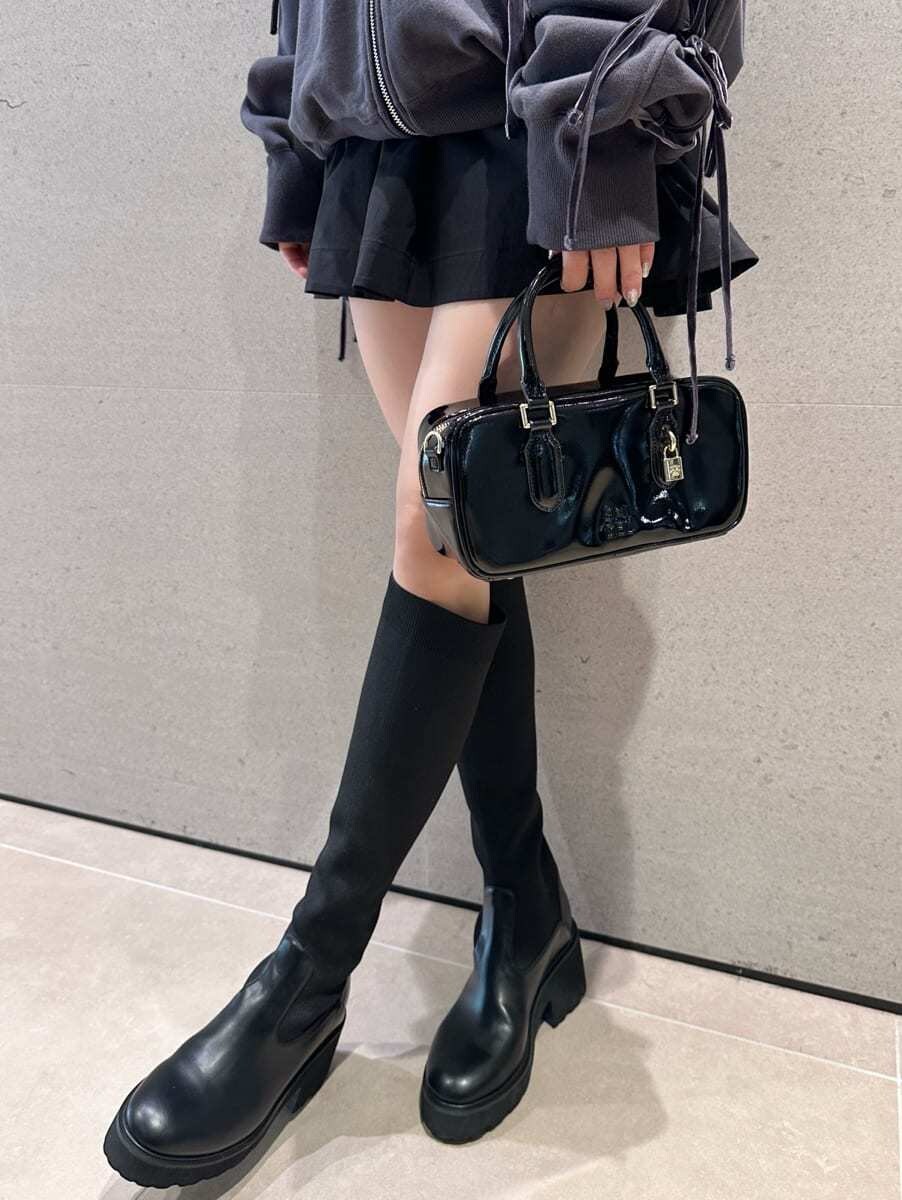 ブラック系のその他パンツ、ブラック系のボストンバッグを着用したレディースの秋コーディネートの4枚目の写真