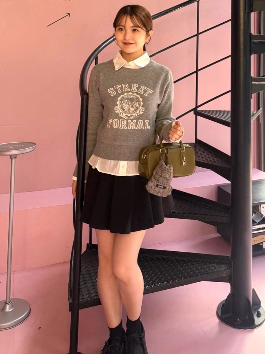 ブラウン系のテーラードジャケット、グレー系のニット/セーター、ブラック系のその他パンツを着用したレディースの秋コーディネートの6枚目の写真