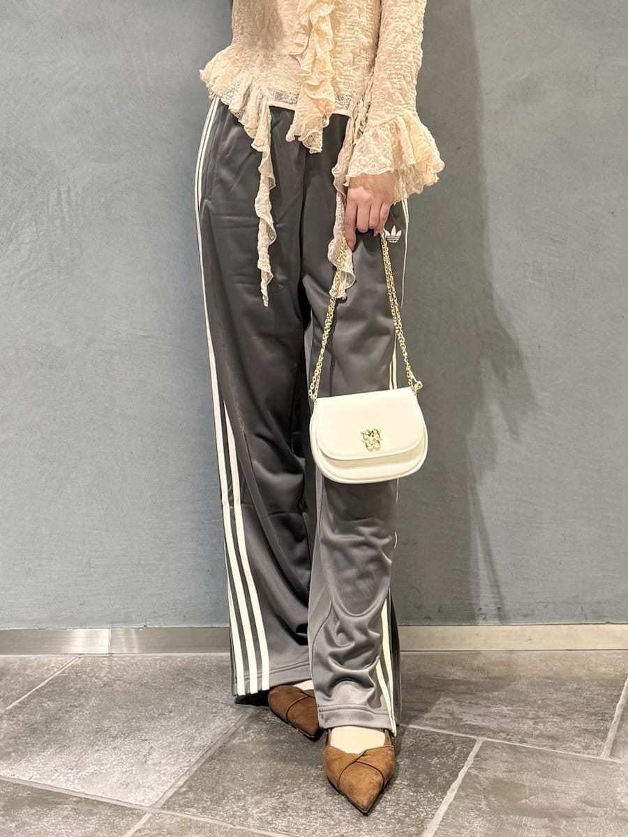 ピンク系のTシャツ/カットソー、グレー系のその他パンツ、ブラウン系のパンプスを着用したレディースの冬コーディネートの4枚目の写真