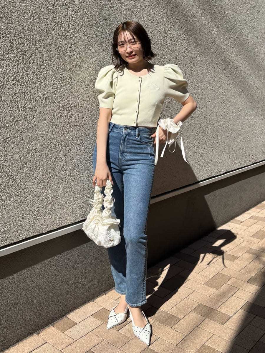 ブルー系のその他パンツ、イエロー系のカーディガン/ボレロ、その他のパンプスを着用したレディースの春コーディネートの3枚目の写真