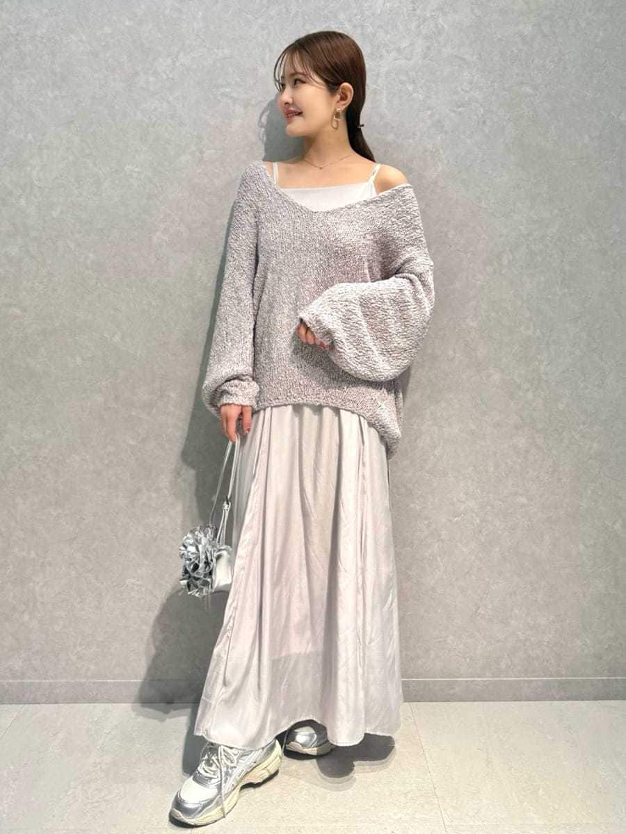 パープル系のワンピース、シルバー系のハンドバッグ、シルバー系のスニーカーを着用したレディースの春コーディネートの5枚目の写真