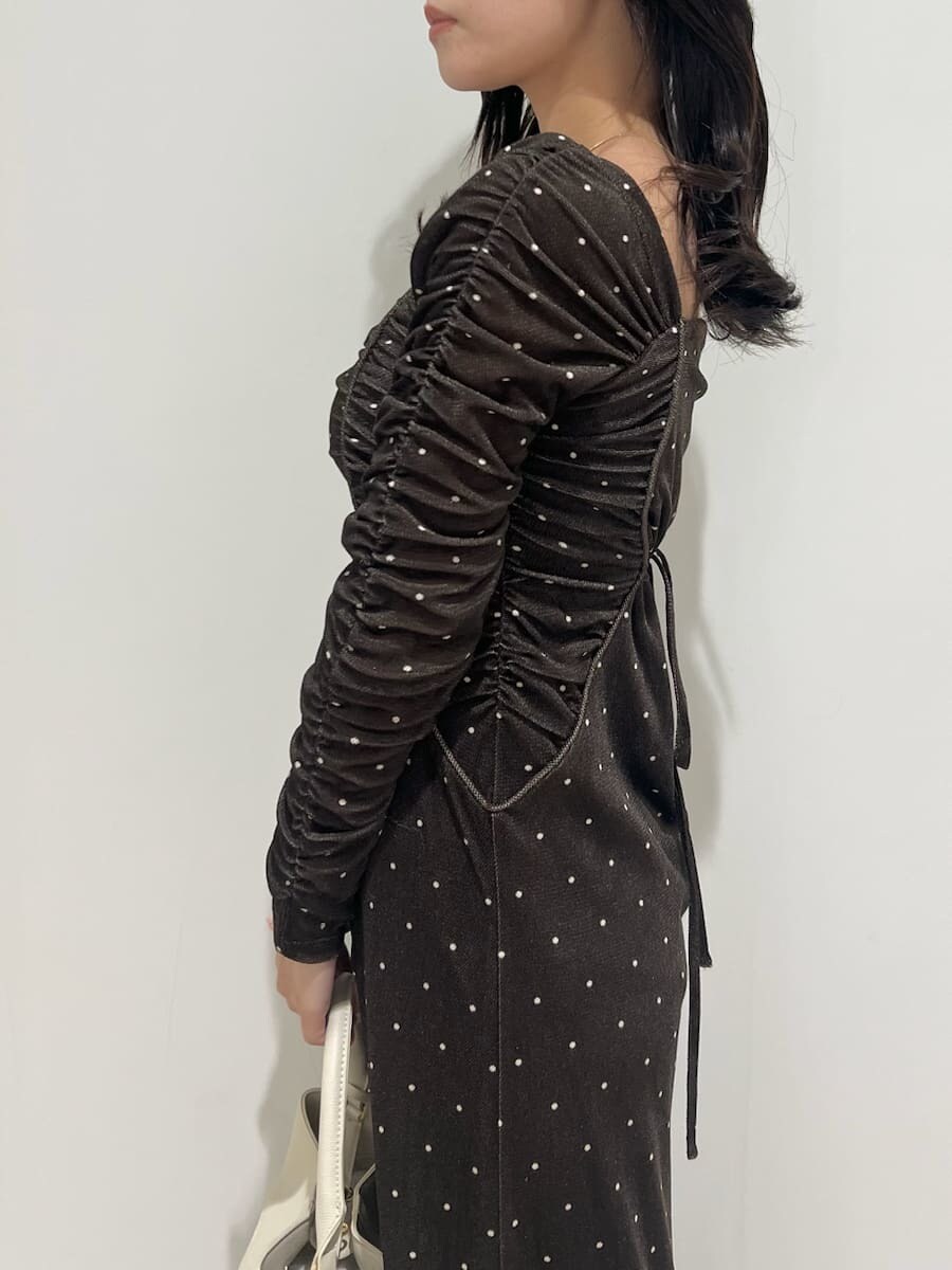 その他のワンピース、ホワイト系のブーツ、ホワイト系のハンドバッグを着用したレディースの冬コーディネートの5枚目の写真