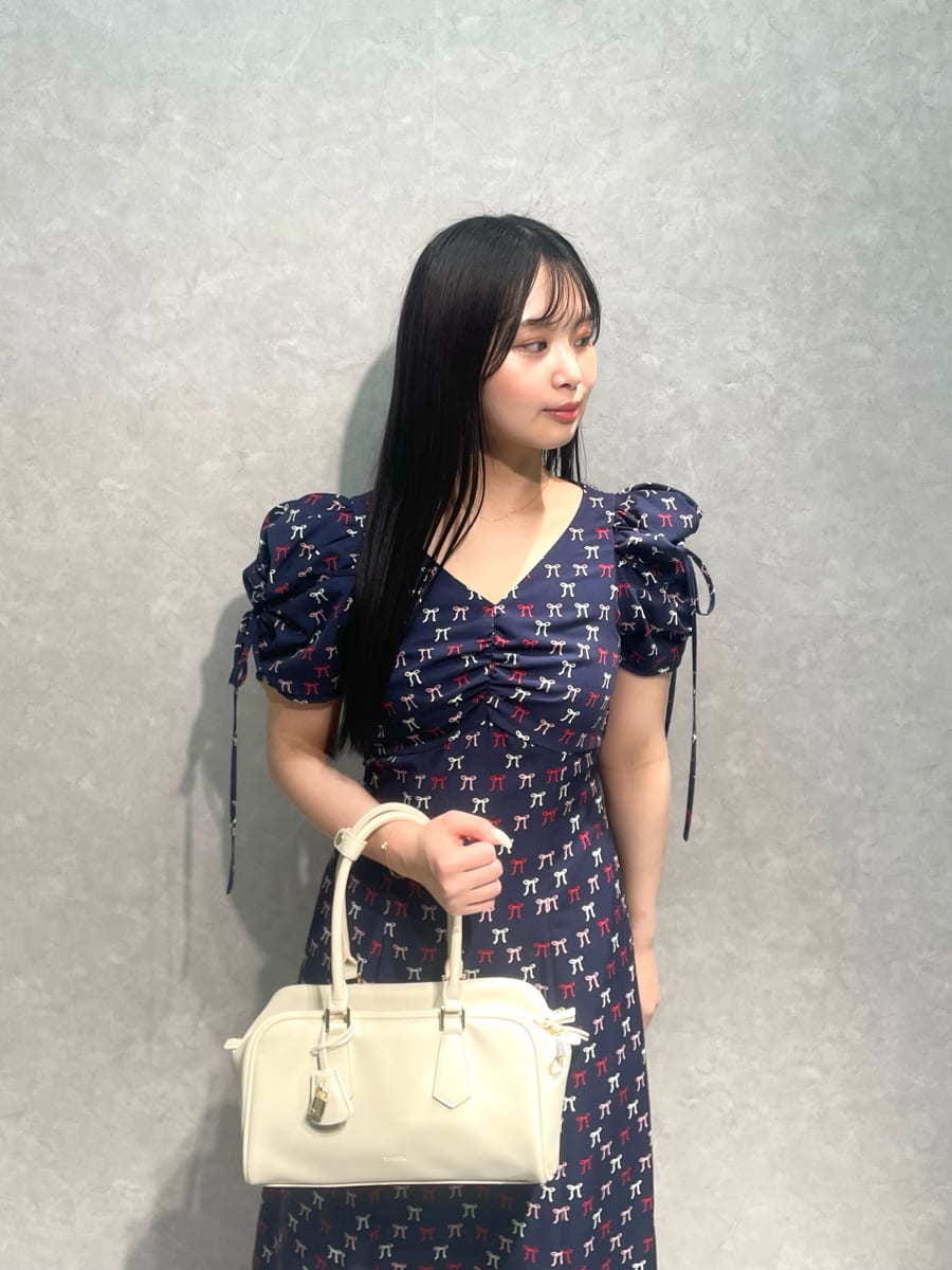 ブルー系のワンピース、ホワイト系のボストンバッグを着用したレディースの冬コーディネートの5枚目の写真