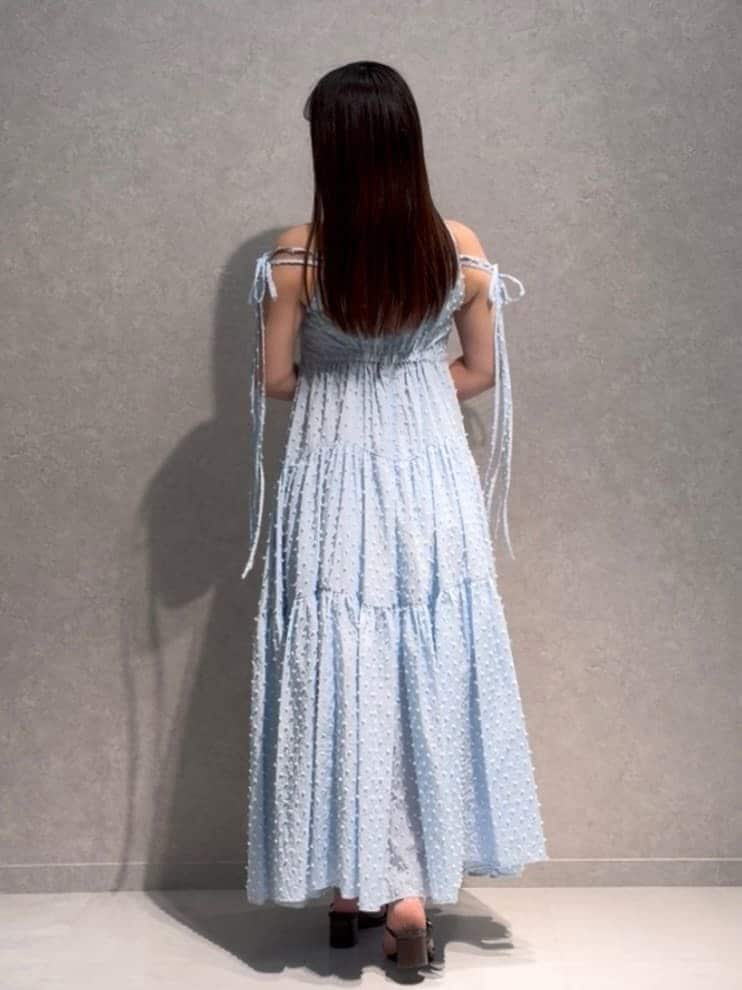 ブルー系のワンピース、ブラウン系のサンダル、ブラウン系のボストンバッグを着用したレディースの夏コーディネートの3枚目の写真