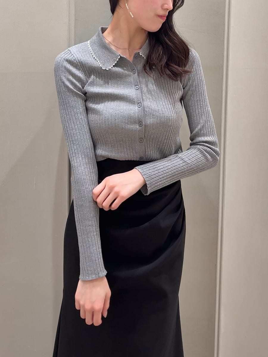 ホワイト系のトレンチコート、ブラック系のスカート、ブラック系のパンプスを着用したレディースの冬コーディネートの9枚目の写真