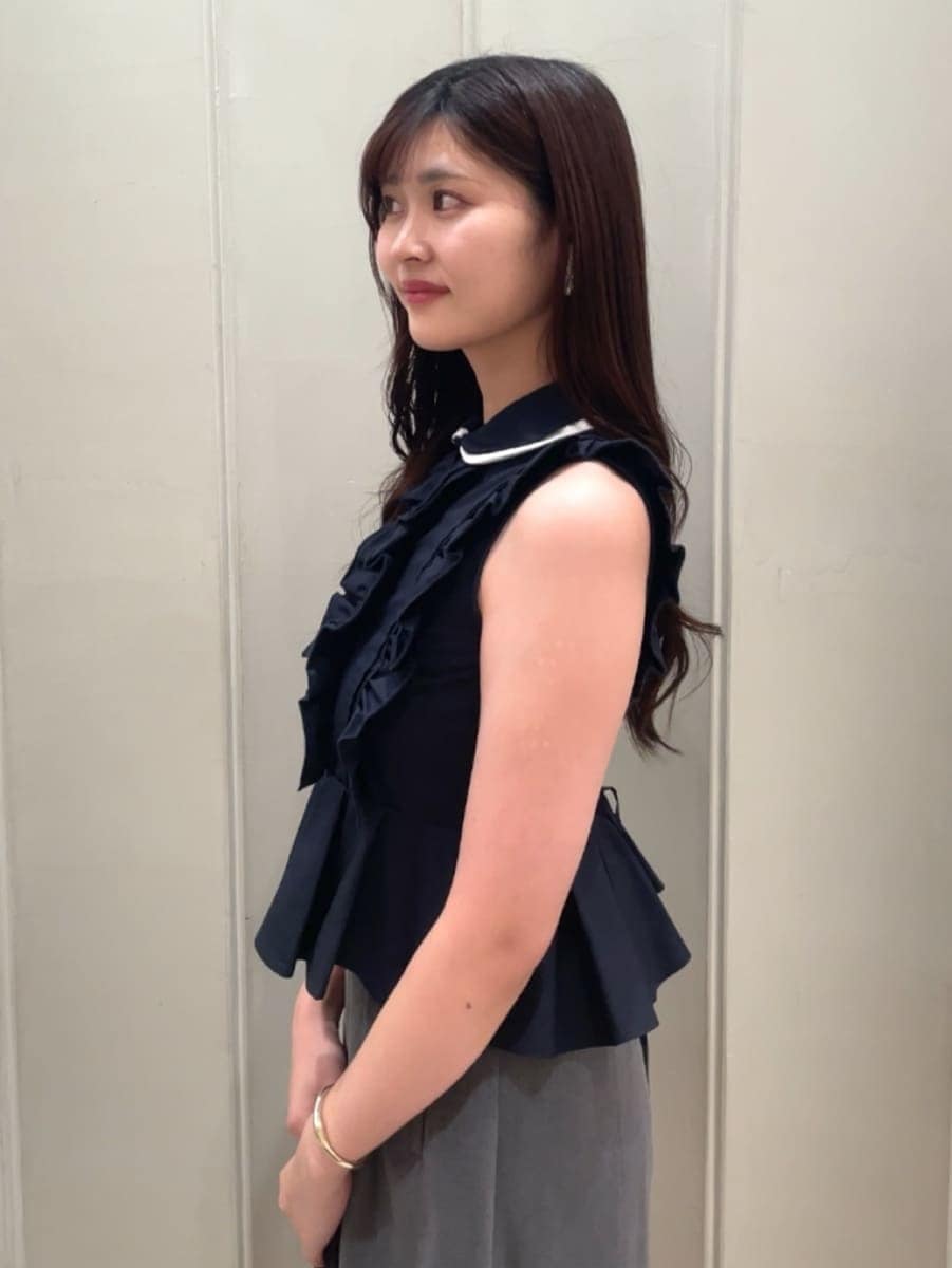 グレー系のその他パンツ、ブラック系のサンダル、ブラウン系のボストンバッグを着用したレディースの夏コーディネートの7枚目の写真