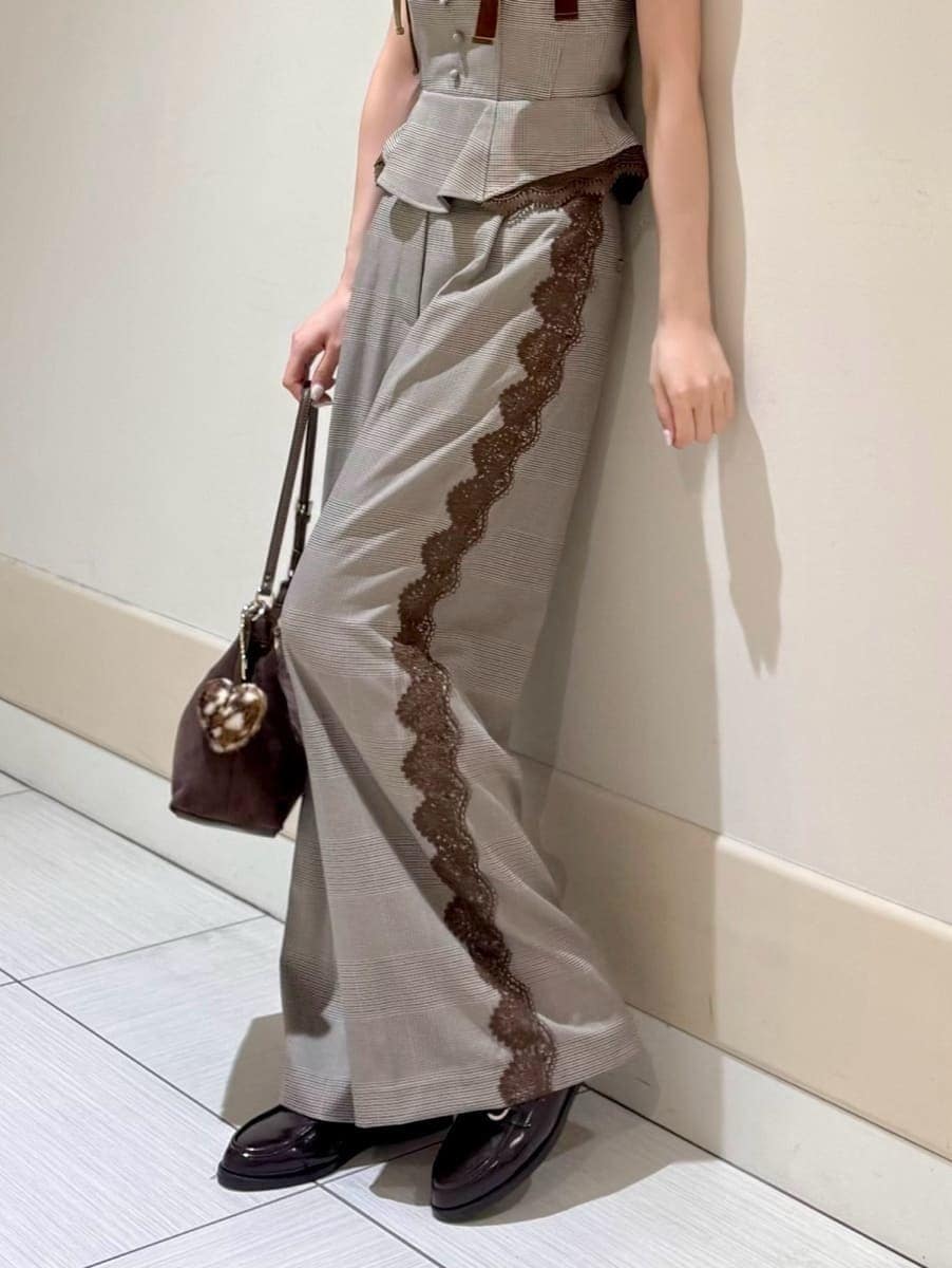 その他のその他パンツ、その他のその他トップス、ブラウン系のショルダーバッグを着用したレディースの夏コーディネートの5枚目の写真