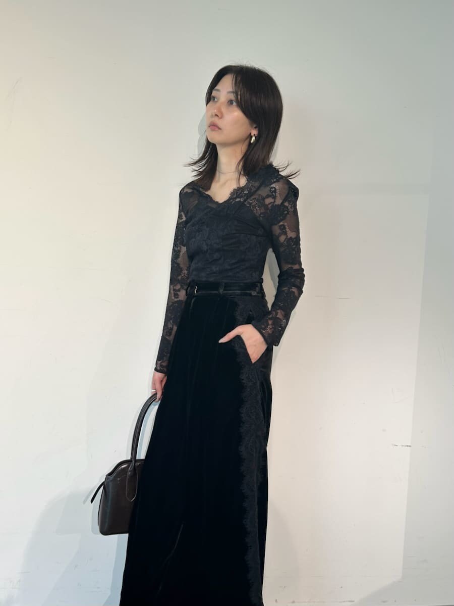 ブラック系のその他パンツ、ブラック系のTシャツ/カットソー、ブラウン系のサンダルを着用したレディースの秋コーディネートの5枚目の写真