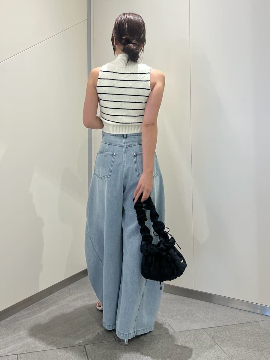 ホワイト系のサンダル、ブルー系のデニムパンツ、その他のニット/セーターを着用したレディースの夏コーディネートの3枚目の写真