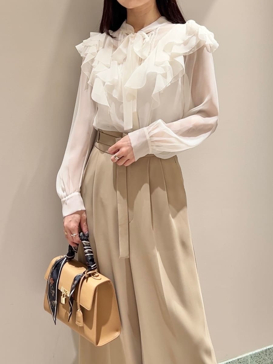 ホワイト系のシャツ/ブラウス、イエロー系のハンドバッグ、イエロー系のローファーを着用したレディースの秋コーディネートの4枚目の写真