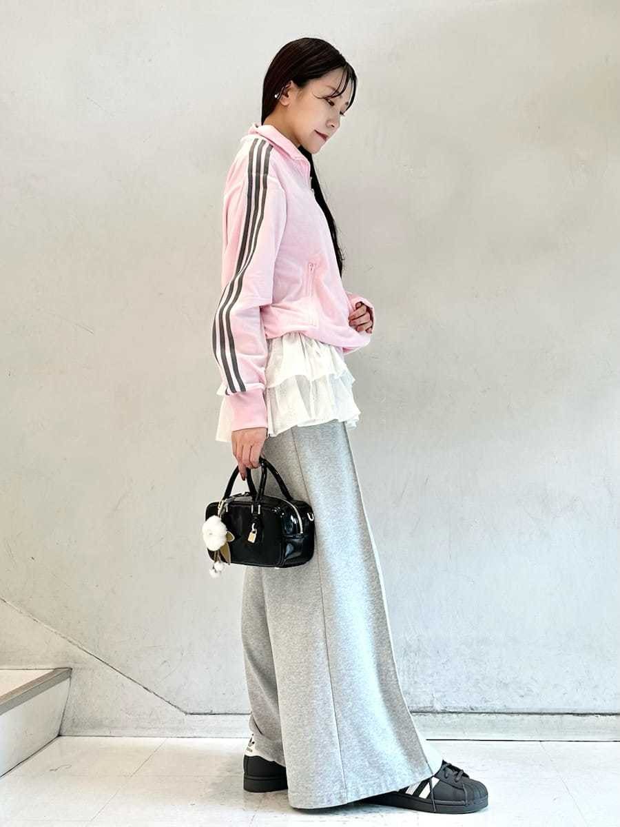 グレー系のその他パンツ、ブラック系のボストンバッグ、ホワイト系のチャームを着用したレディースの秋コーディネートの3枚目の写真